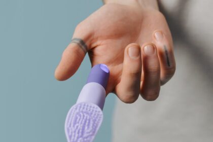 découvrez notre vibromasseur clitoridien, conçu pour un plaisir intense et des sensations personnalisées. compact, silencieux et facile à utiliser, il est l'accessoire idéal pour vos moments de détente et d'exploration intime.