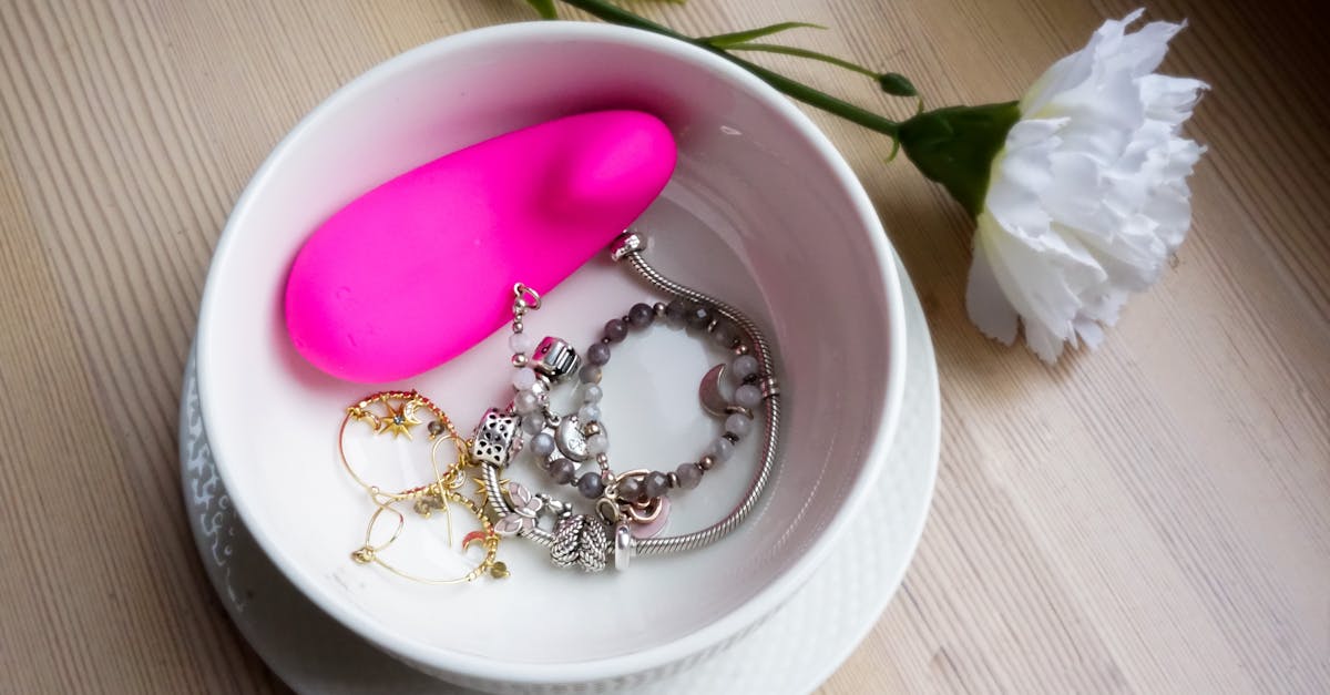 découvrez notre sélection d'accessoires érotiques pour pimenter vos moments intimes et explorer de nouvelles sensations en toute complicité.