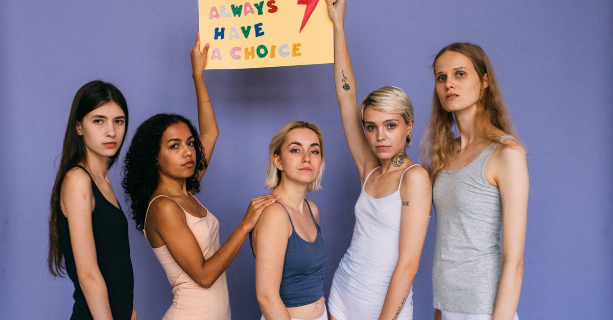 découvrez le féminisme, un mouvement pour l'égalité des sexes, les droits des femmes et la justice sociale.