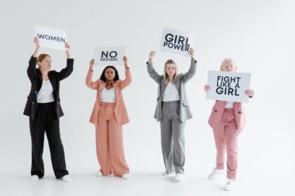 découvrez le féminisme : son histoire, ses valeurs et son impact sur l'égalité des sexes dans la société moderne.