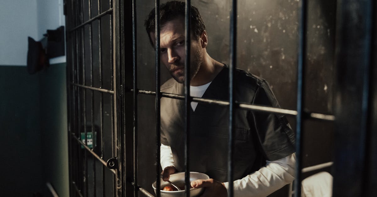 découvrez tout ce qu’il faut savoir sur l’emprisonnement : définitions, causes, procédures légales et impacts sur les détenus.