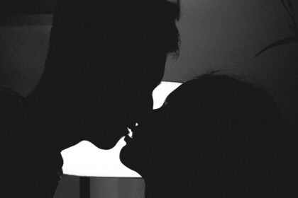 découvrez tout sur l'intimité : comprendre ses dimensions émotionnelles, physiques et psychologiques pour renforcer vos relations et votre bien-être personnel.