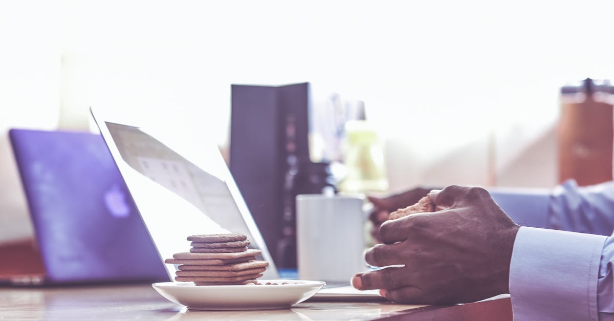 découvrez comment prendre des pauses intimes au travail pour améliorer votre bien-être et votre productivité tout en respectant un environnement professionnel sain.