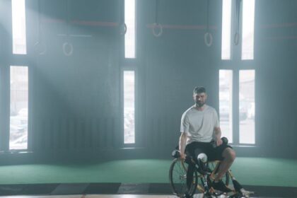 découvrez l'incroyable parcours d'un champion paralympique, symbole de détermination, de courage et d'excellence sportive.