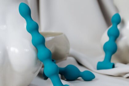 découvrez l'évolution des sex toys à travers les époques : innovations, design et technologie pour une expérience intime réinventée.